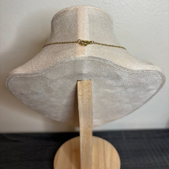 Handmade Gold Conch Shell Necklace - Picture 6 of 6